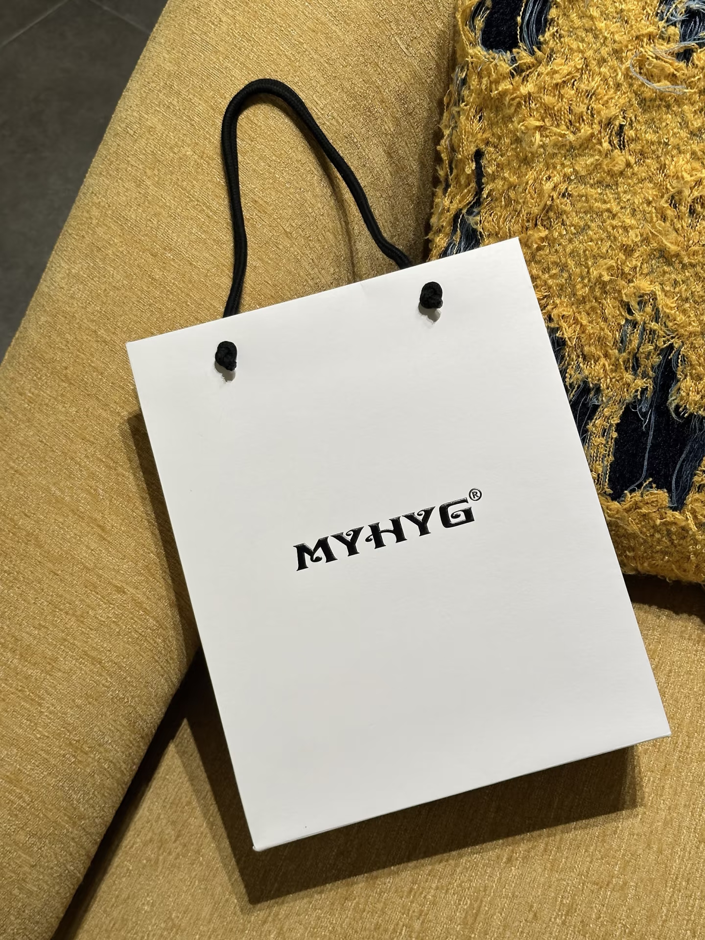 Minimalist Custom Twisted Rope Handle Retail Brand Paper Shopping Bags