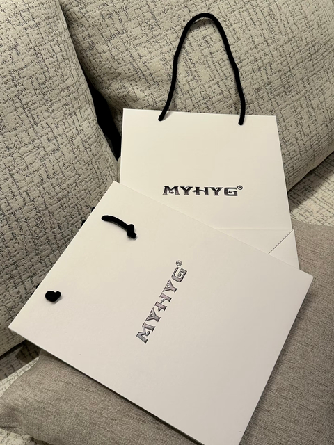 Minimalist Custom Twisted Rope Handle Retail Brand Paper Shopping Bags