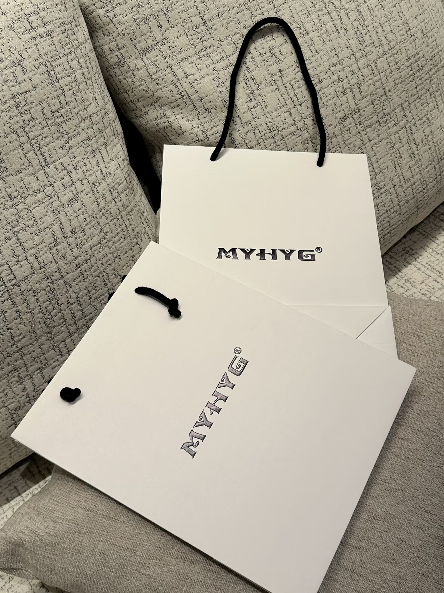 Minimalist Custom Twisted Rope Handle Retail Brand Paper Shopping Bags